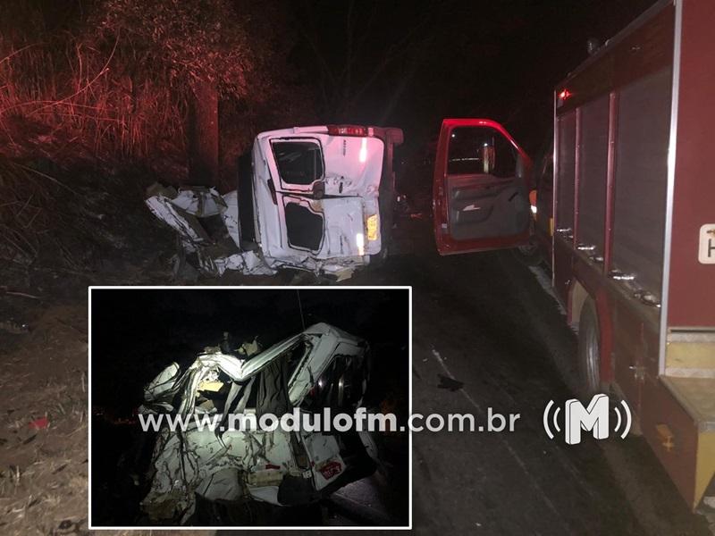 Acidente entre caminhão e van com placas de Patrocínio...