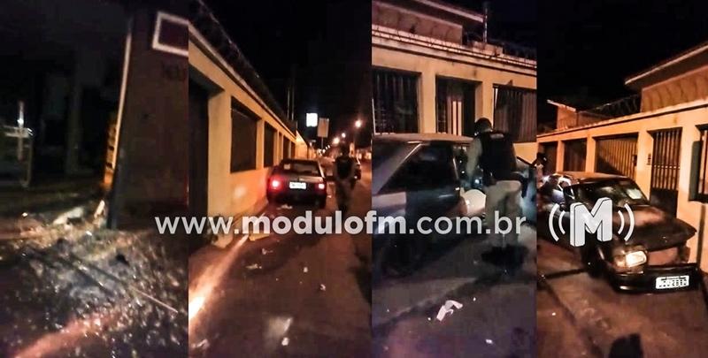 Condutor possivelmente embriagado bate em porta de loja, foge e abandona veículo