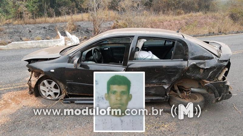 Homem morre após carro sair da pista e bater contra barranco na MGC-462