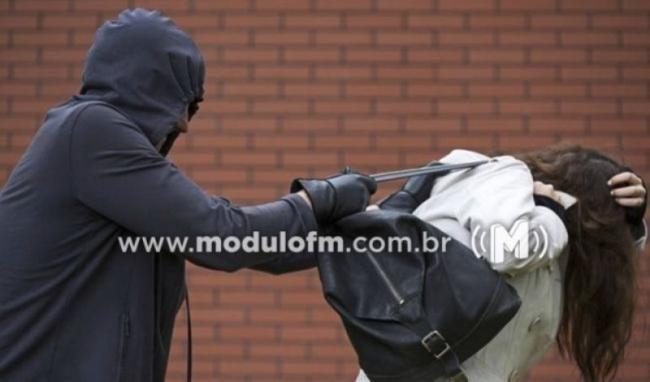 Mulher tem celular levado por bandido