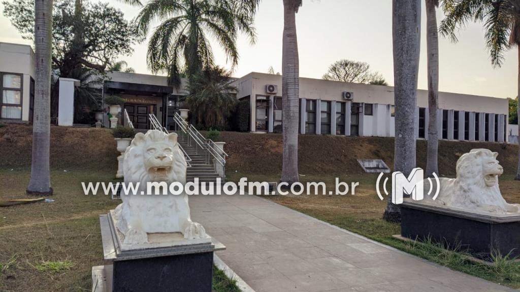 Prefeito decreta luto oficial de três dias e exonera secretário