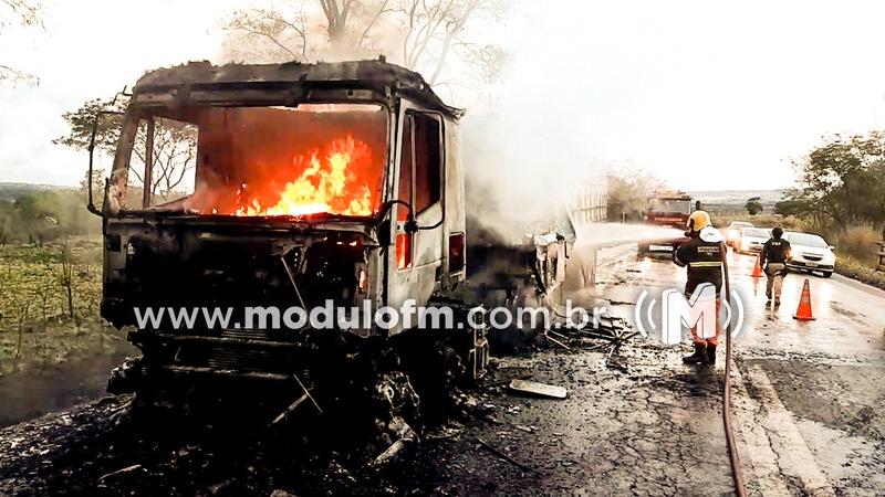 Carreta pega fogo na BR-365