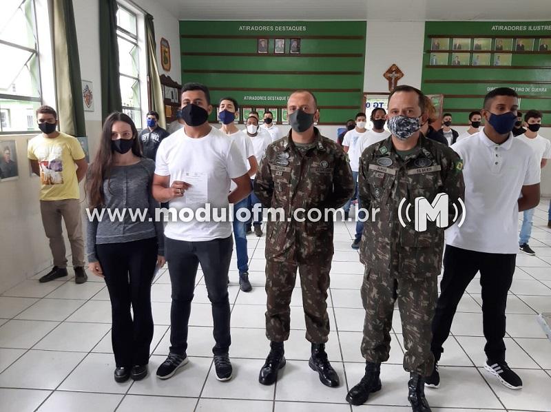 Cidadãos recebem certificado de dispensa do serviço militar