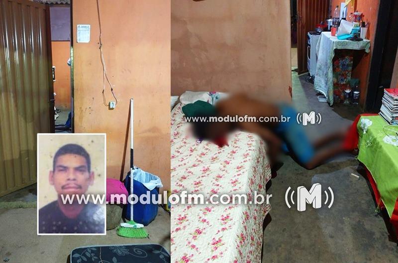 Homem é morto a tiros após ter casa arrombada em Macaúbas de Cima
