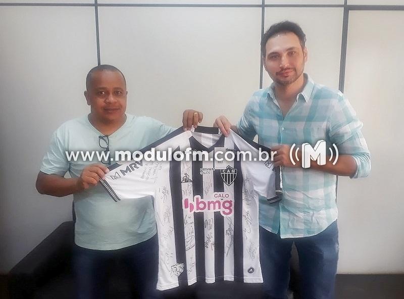 Hospital do Câncer recebe camisa autografada pelo elenco do Atlético