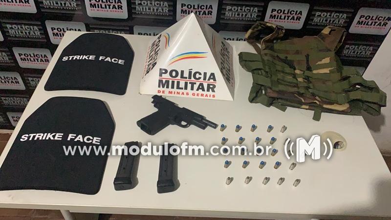 Jovem é flagrado com arma, munições e colete balístico em Patrocínio