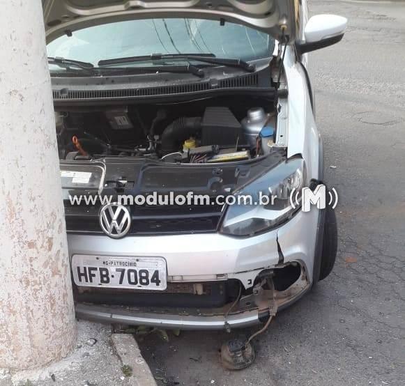 Motorista com suspeita de embriaguez bate carro contra poste