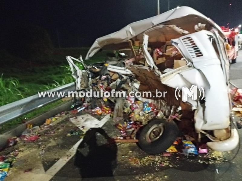 Caminhonete carregada com droga bate de frente com Kombi e uma pessoa morre na BR-365