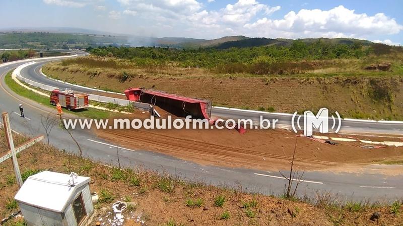 Carreta bate em mureta na 