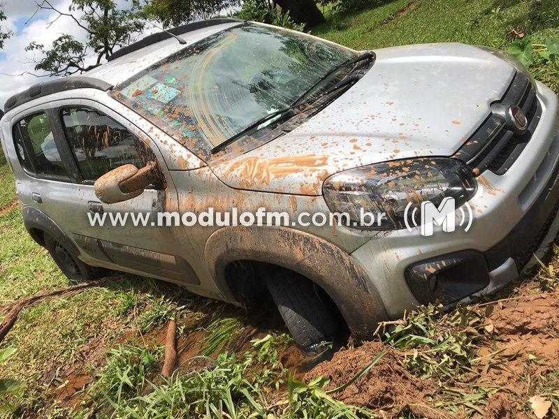 Carro roubado em São Gotardo é encontrado atolado em fazenda de Patrocínio