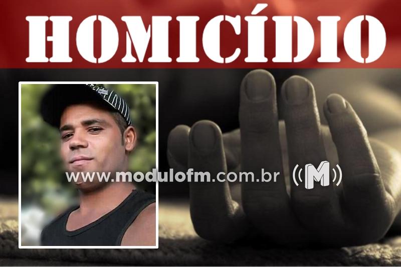 Homem é morto com facada no coração após bebedeira em Coromandel