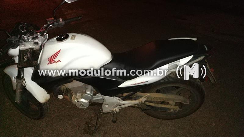 PM age rápido, recupera moto roubada a mão armada e prende suspeito