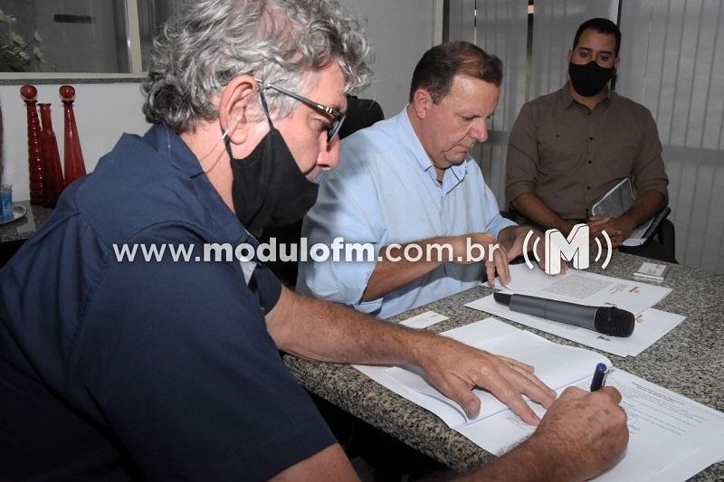 Prefeito assina contrato para construção da Avenida Sanitária entre os bairros Enéas e Morada Nova