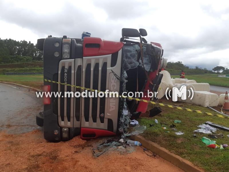 Carreta tomba e caminhoneiro fica preso às ferragens na BR-262 em Campos Altos