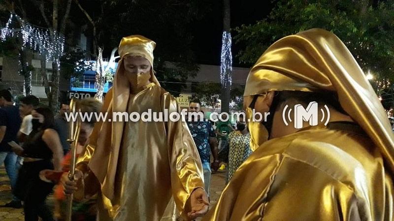 Companhia Sonhos Teatrais realiza intervenção artística na praça Santa Luzia
