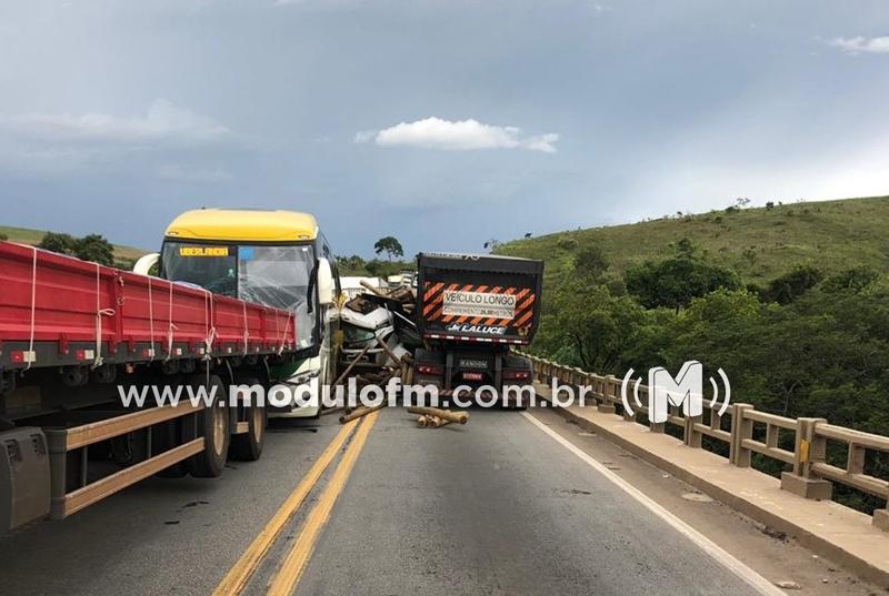 Idoso morre em acidente entre cinco carros na BR-262 entre Campos Altos e Ibiá