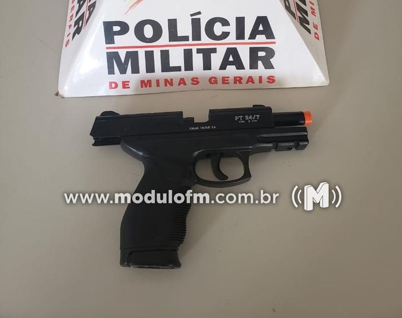 PM prende homem por ameaçar trabalhadores de obra com réplica de arma de fogo