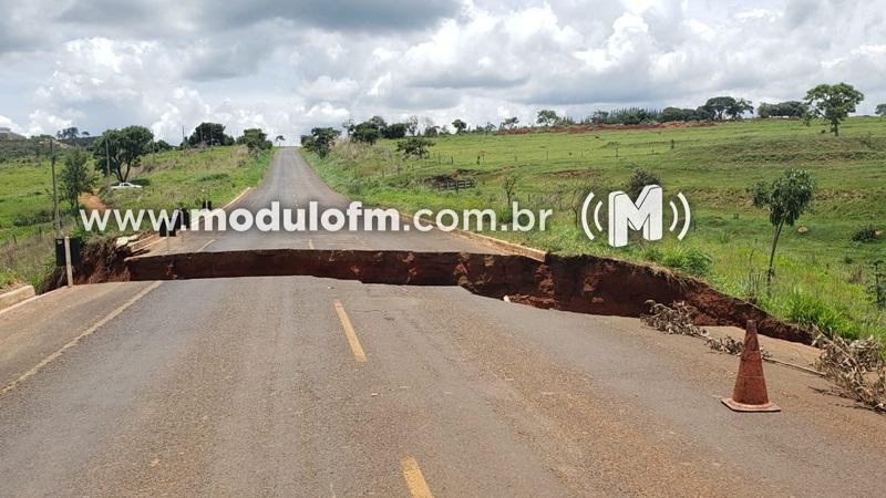 Presidente da Câmara solicita reparo de cratera na MGC-462