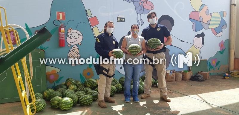 PRF doa melancias apreendidas em ocorrência de tráfico de...
