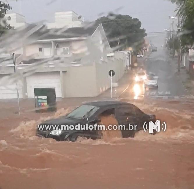 Veja o vídeo: Temporal alaga avenida e arrasta carros em Patrocínio