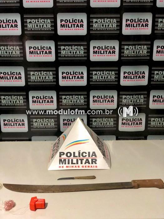 Homem é preso com facão após ameaça e dano a veículo