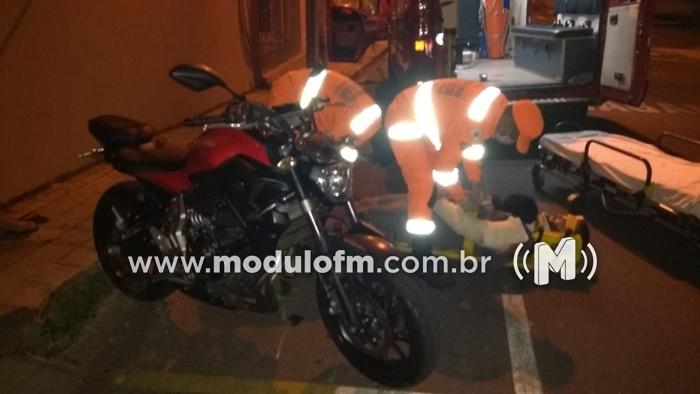 Motociclista é socorrido com escoriações após se chocar com...