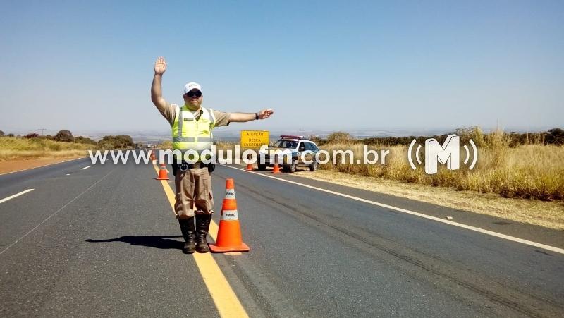 Homem de 20 anos conduzindo Hilux é preso por embriaguez ao volante