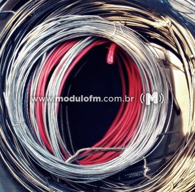 Homem foge da PM, é perseguido e acaba preso com grande quantidade de fio de alta tensão furtados