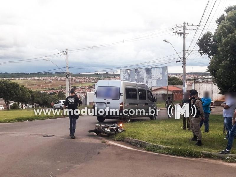Motociclista sofre fratura na perna após colidir contra van