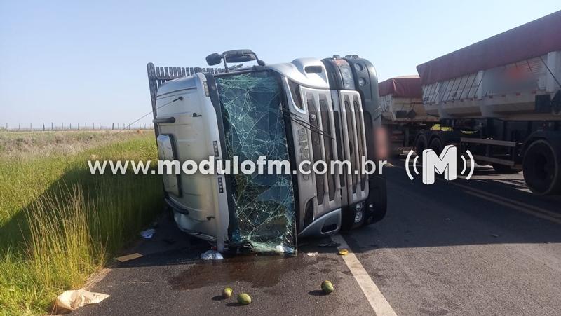 Caminhão carregado com mangas tomba na BR-146 em Serra do Salitre