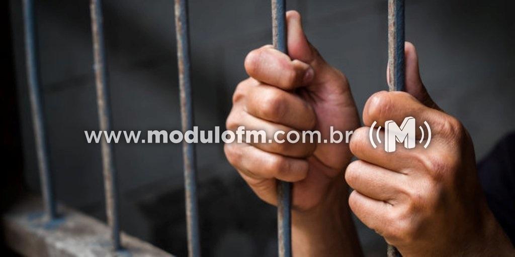 Dupla de adolescentes é apreendida após arrombar carro e furtar objetos