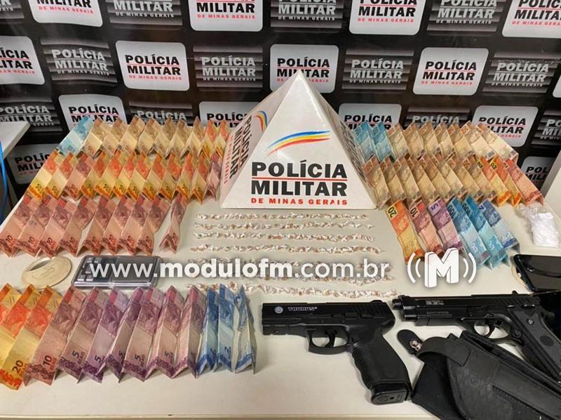 Após perseguição, PM prende dois homens e apreende réplicas de arma, dinheiro e drogas em Patrocínio