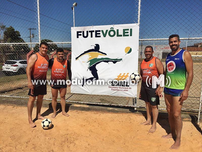 Com 10 duplas participantes, mais um open de futevôlei...