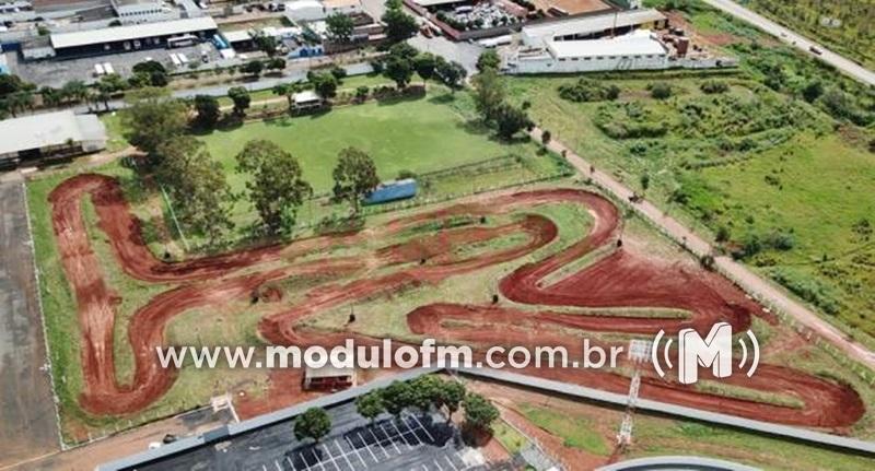 Criança fica ferida após ser atropelada durante treino de motocross em Patrocínio