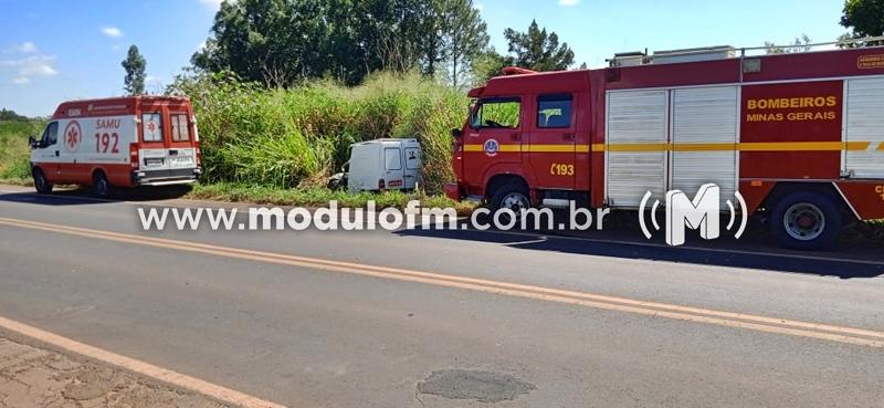 Homem fica preso às ferragens após batida frontal entre dois veículos na MG-230