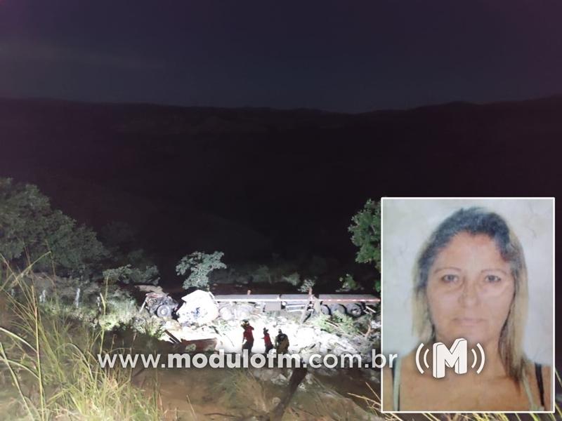 Mulher morre e motorista fica preso às ferragens após carreta cair em ribanceira na MG-188 em Coromandel