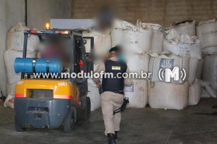 Homem com mandado de prisão por receptação de carga roubada de café avaliada em mais de R$ 360 mil é preso em Patrocínio
