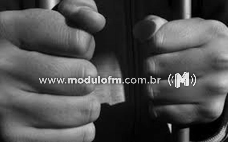Jovem é preso por entregar motocicleta a jovem inabilitado e com ele aprendido um cigarro de maconha