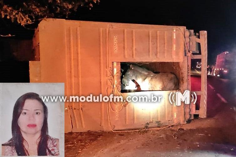 Motorista morre após capotar caminhão carregado com animais ao tentar desviar de buraco na pista