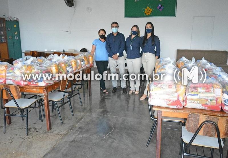 Sicoob Coopacredi realiza entrega de alimentos para entidades assistenciais de Patrocínio.