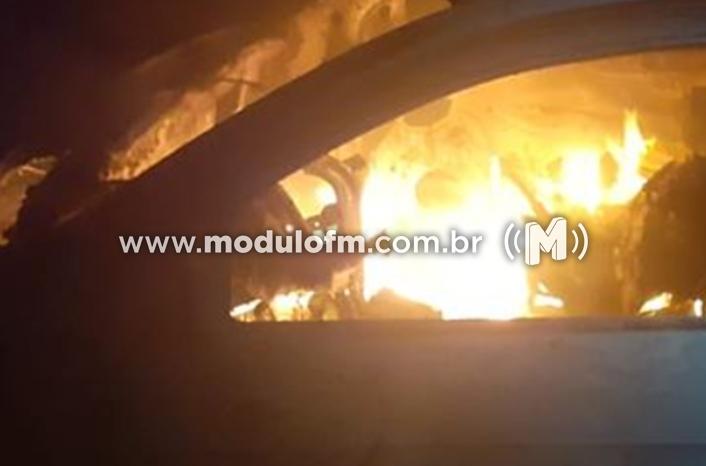 Corpo é encontrado carbonizado em carro incendiado na zona rural de Patrocínio