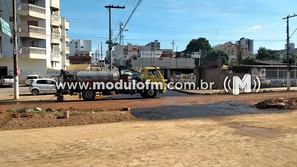 Secretaria de obras pede atenção de motoristas e pedestre em canteiros de obras.