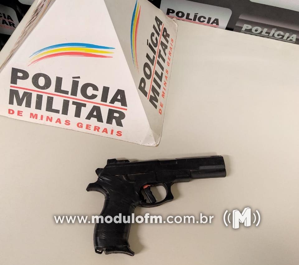 Homem é preso por apropriação indébita e réplica de arma de fogo é encontrada em veículo