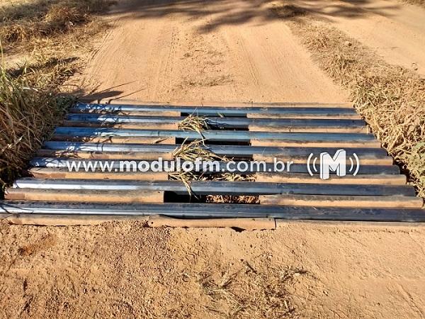 Prefeitura faz adequações em mata-burros da trilha de Tejuco para ciclistas