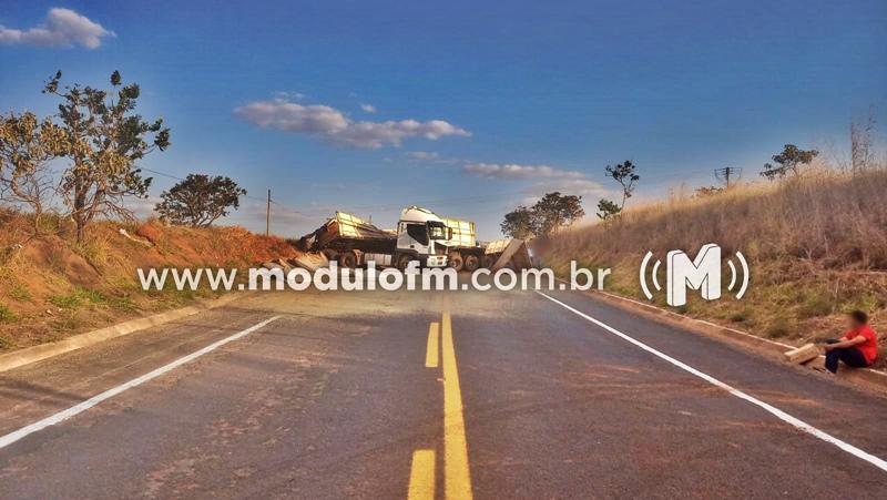 Carreta carregada com 20 mil quilos de café deixa...