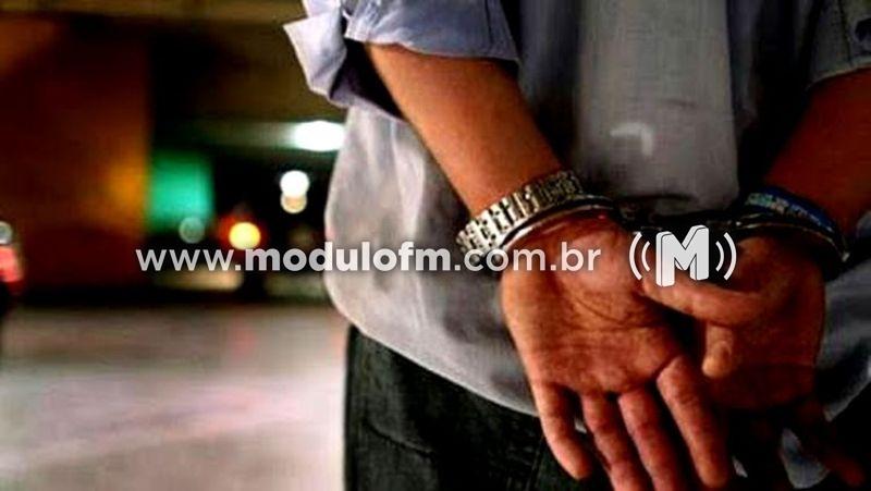Câmera flagra furto de bomba de sucção em carroceria de caminhonete e homem acaba preso