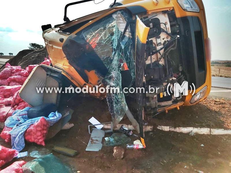 Caminhão carregado com batatas tomba e motorista fica ferido na BR-365
