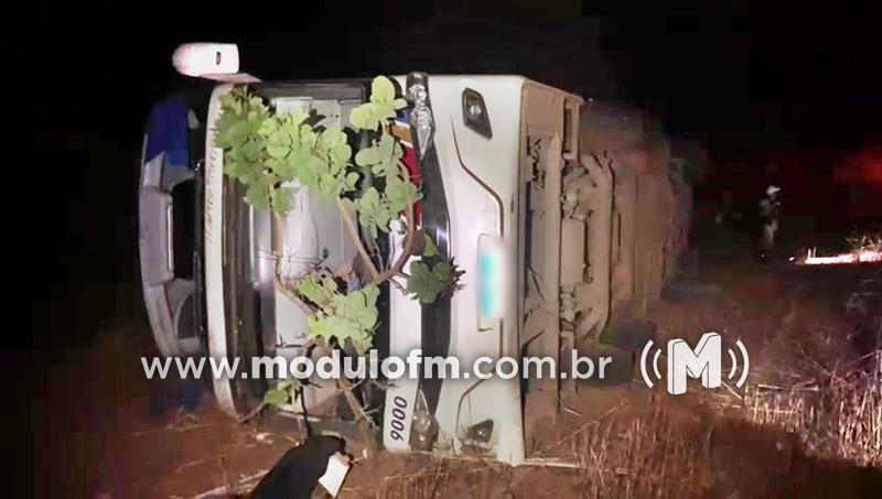 Veja o vídeo: Ônibus tomba e deixa um morto e cerca de 22 feridos na BR-146