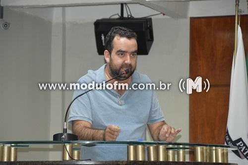 Vereador cobra mais transparência no processo de municipalização das escolas estaduais.
