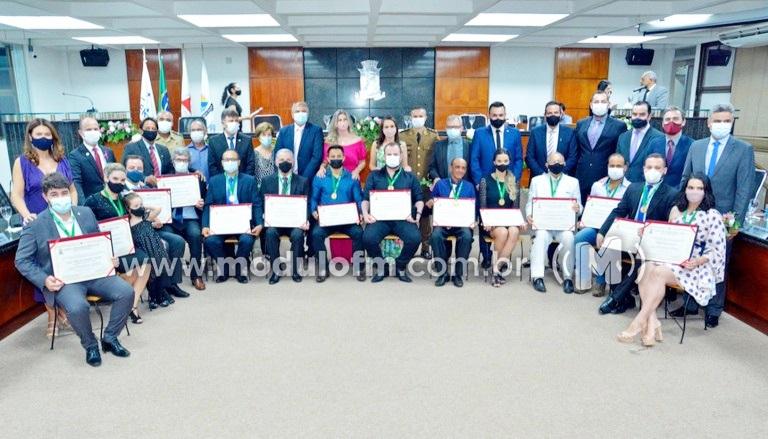 Câmara Municipal realiza sessão solene de entrega de títulos de Cidadania Honorária
